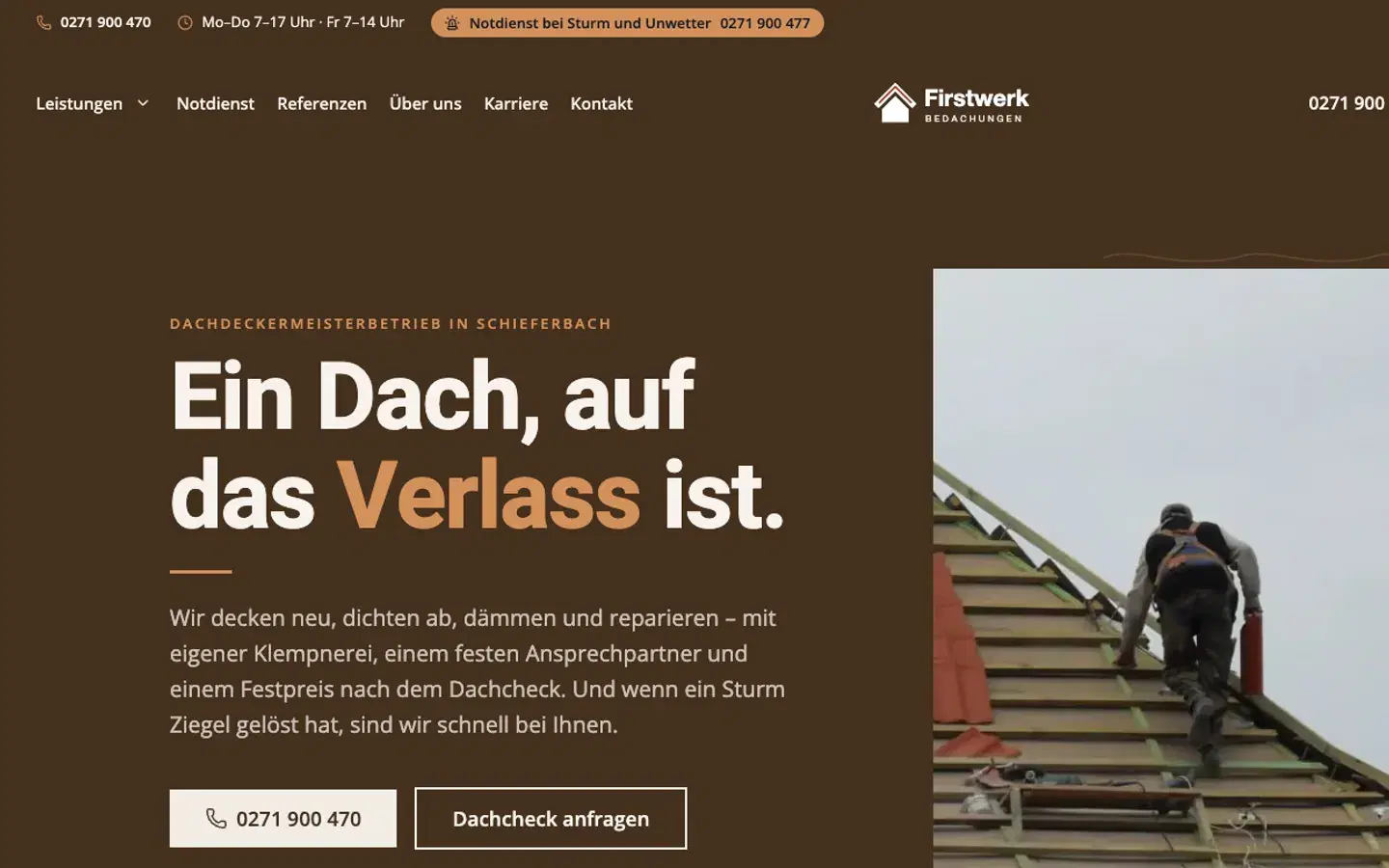 Startseite der Beispiel-Website „Firstwerk Bedachungen“ mit Notdienst-Leiste und der Überschrift „Ein Dach, auf das Verlass ist.“