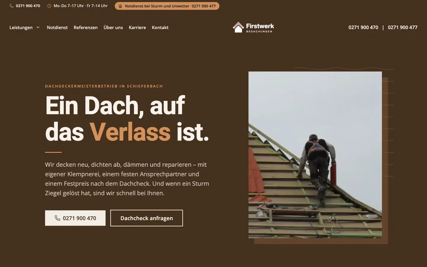 Beispiel-Website „Firstwerk Bedachungen“ im Browserfenster: Notdienst-Leiste, Logo, Überschrift „Ein Dach, auf das Verlass ist.“ und Foto eines Dachdeckers bei der Arbeit