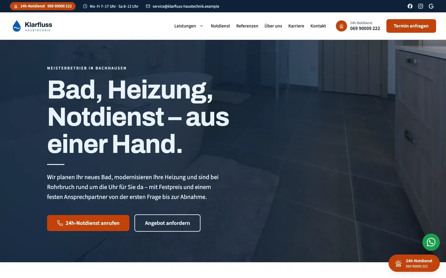Startseite der Beispiel-Website „Klarfluss Haustechnik“: Notdienst-Leiste, Navigation und die Überschrift „Bad, Heizung, Notdienst – aus einer Hand.“ mit den Buttons „24h-Notdienst anrufen“ und „Angebot anfordern“